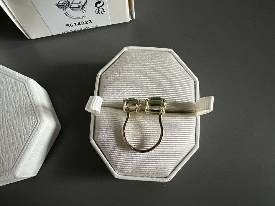 Swarovski пръстен със зелени кристали, р-р 55