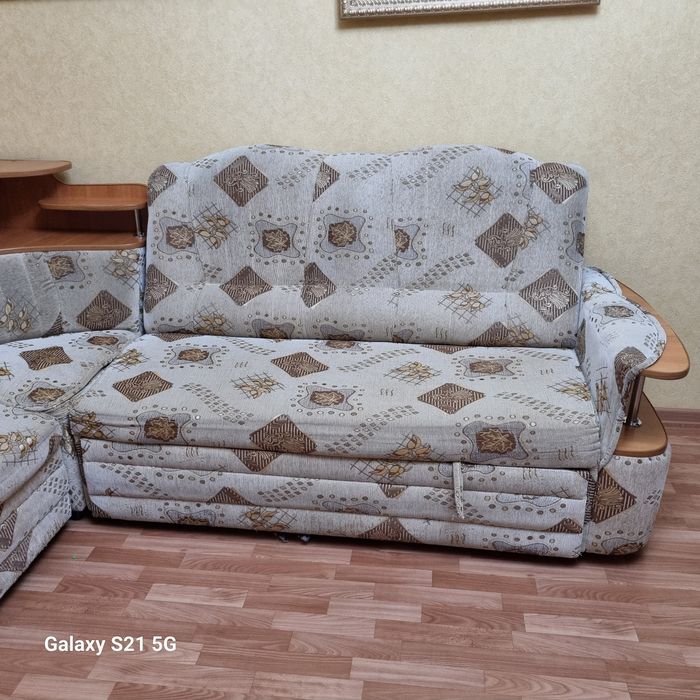 Продам угловой диван с креслом