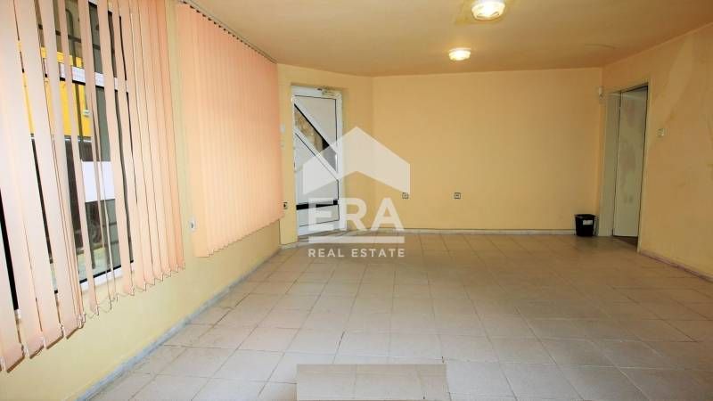 Партерен офис под наем, с лице 5 м, в тухлена жилищна сграда, в района