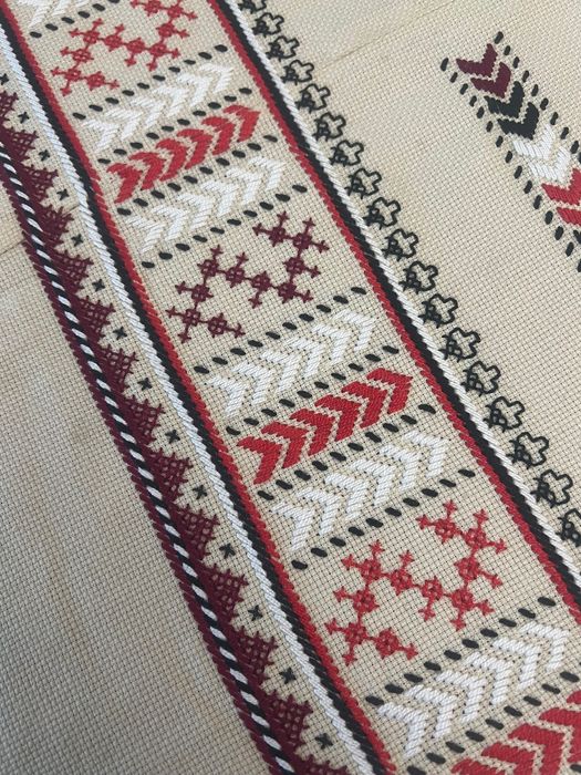 ЗАПАЗЕНА ! Покривка за маса-ръчна бродерия