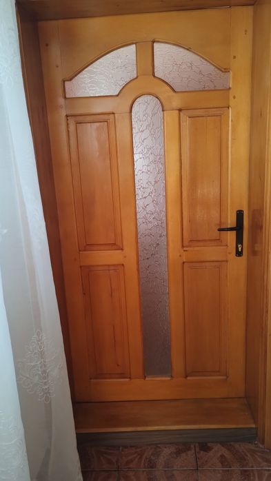 Uși de lemn masiv