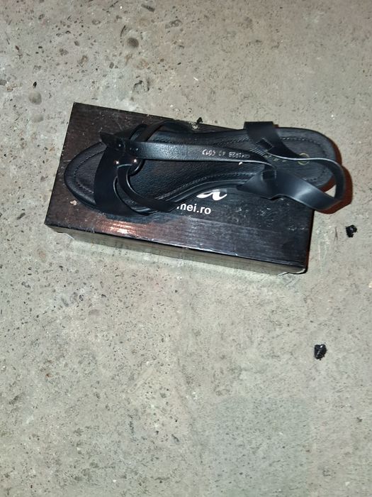 Vând sandale dama,modele foarte frumoase