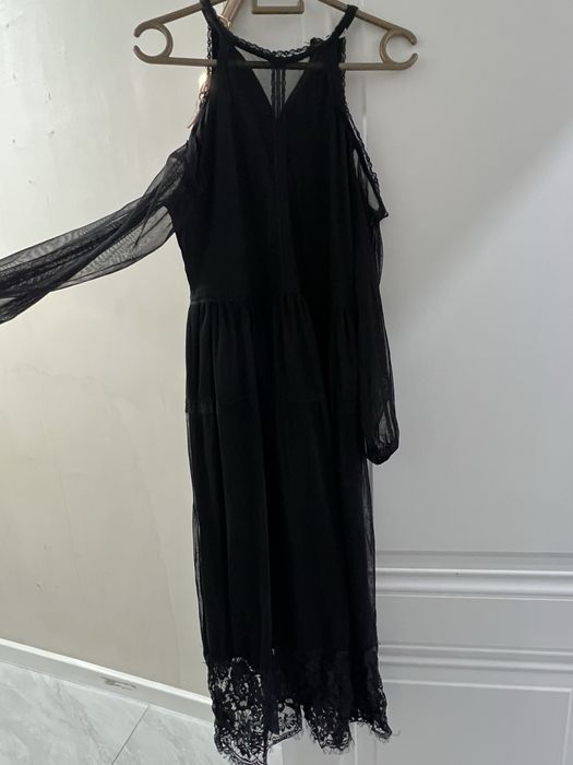 Платье вечернее в черном цвете.