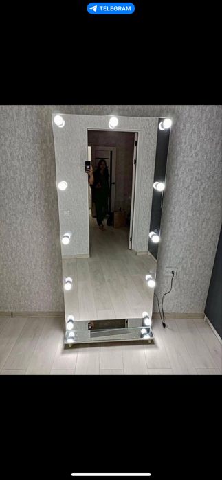 зеркала с лампочками для бутика