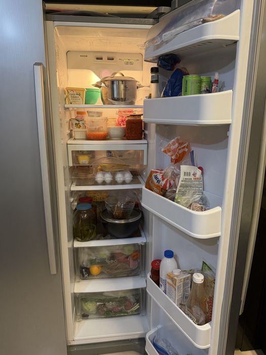 Срочно продается двухкамерный холодильник LG