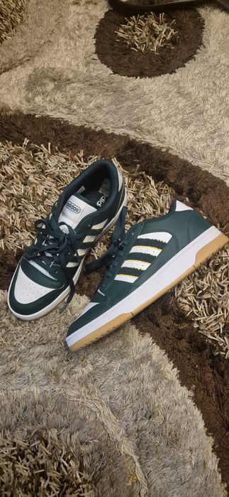 Vand o pereche de Adidas marimea 44, impecabili!