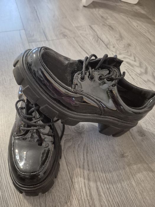 Pantofi din lac marimea 36