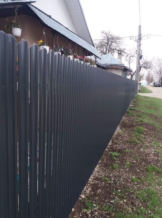 Construim la comanda dvs. garduri si porti din:
- panouri stil jaluzea