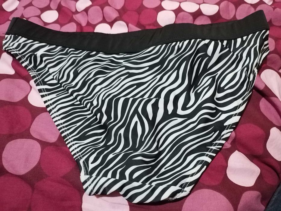 Slip de baie in dungi, alb/negru. Esmara, marimea: 40. Defect fabrica!