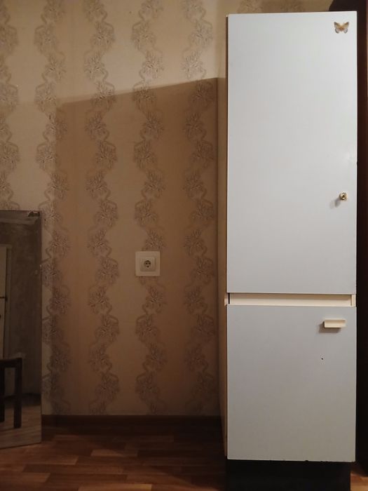Продам шкаф- пенал.