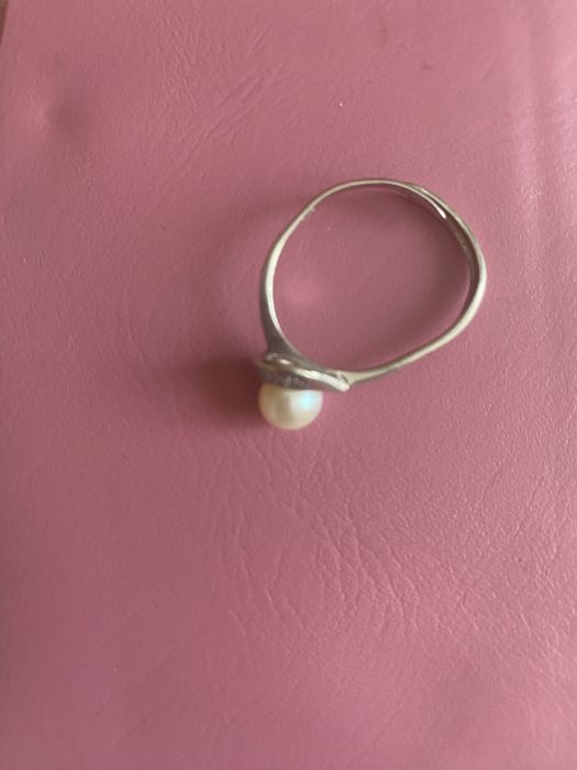 Продам  серебряное  кольцо с жемчугом