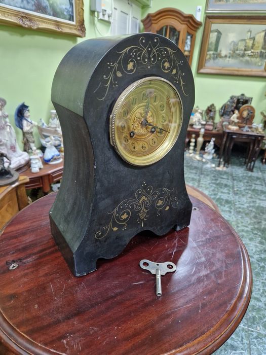 Прекрасен антикварен колекционерски френски каминен часовник