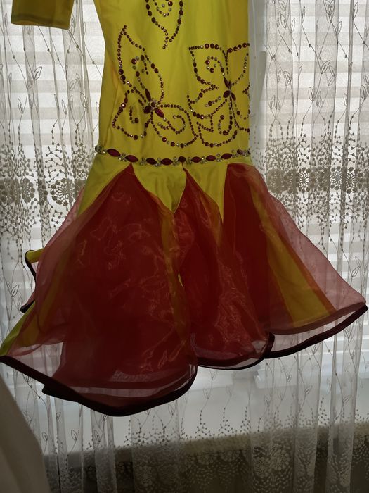 Желтое платье на девочку