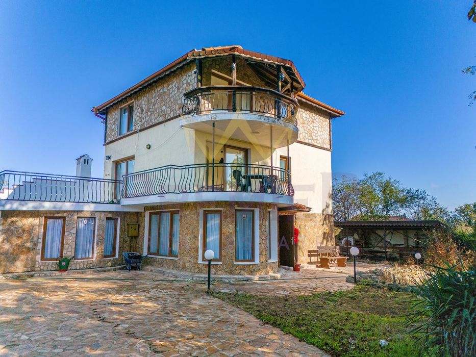 Продава се Къща в с. Климентово, Област Варна - 280 кв.м за 2108 €/кв.м - Снимка #1