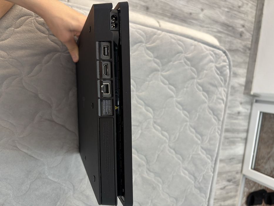 PS 4 slim+ 1 controller+4 jocuri | Pachet complet.