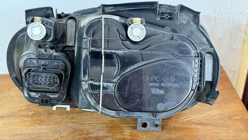 Десен фар за Голф 4 / Right headlight for Golf 4