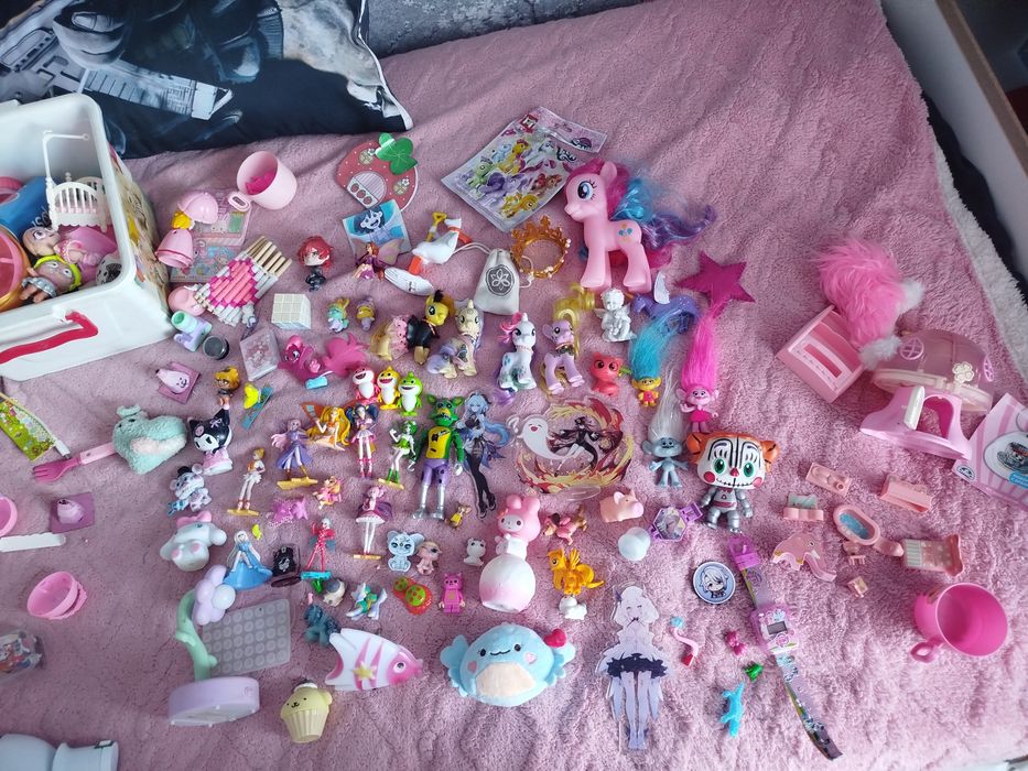 Фигурки и игрушки