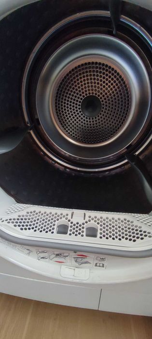 Продавам сушилня с термопомпа AEG Lavatherm, 7 kg, с контейнер за вода.