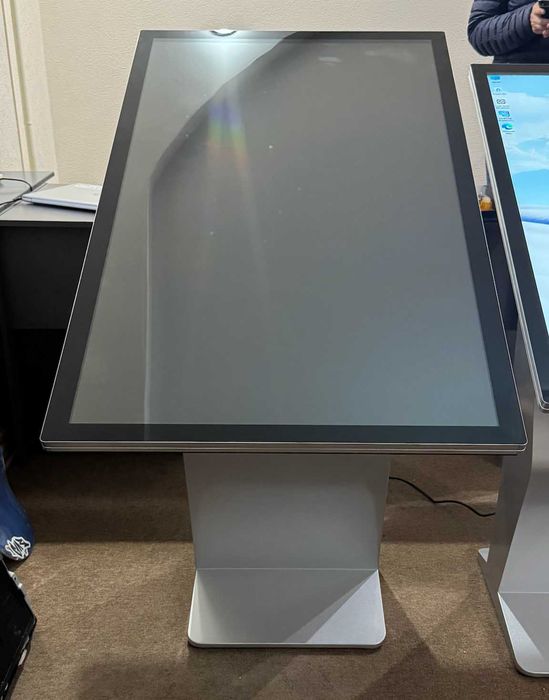 K-stend sensorli kiosk 43"