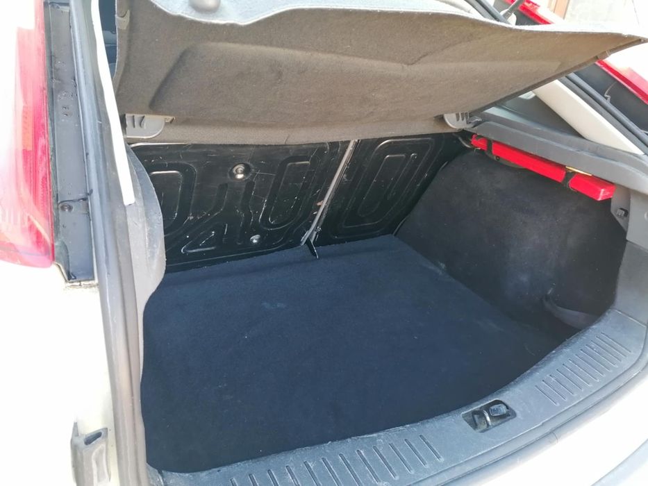 Vând Ford Focus 1.4 benzină.