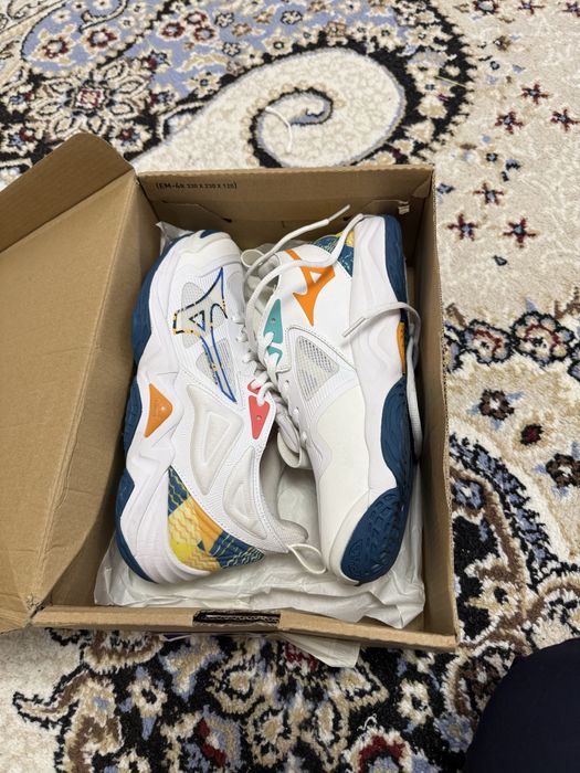 Продам кроссовки волебольные  новые