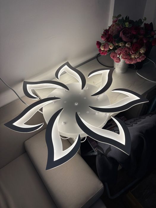 Vand plafoniera floare cu telecomandă