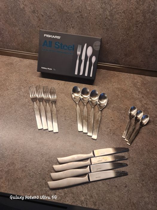 Четири комплекта прибори за хранене