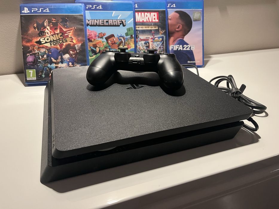 PS4 Slim в комплект с контролер и 4 броя игри