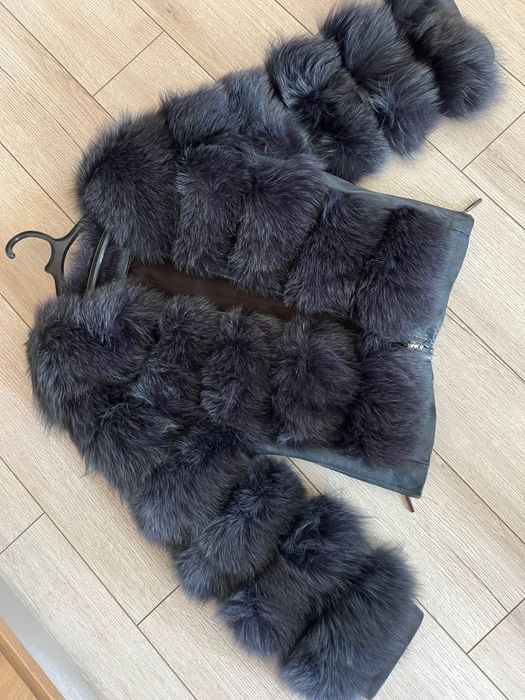 Дамско палто от естествена кожа и естествен косъм.