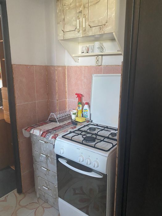 închiriez Apartament in spatele Colegiului Naț. Petru Rares