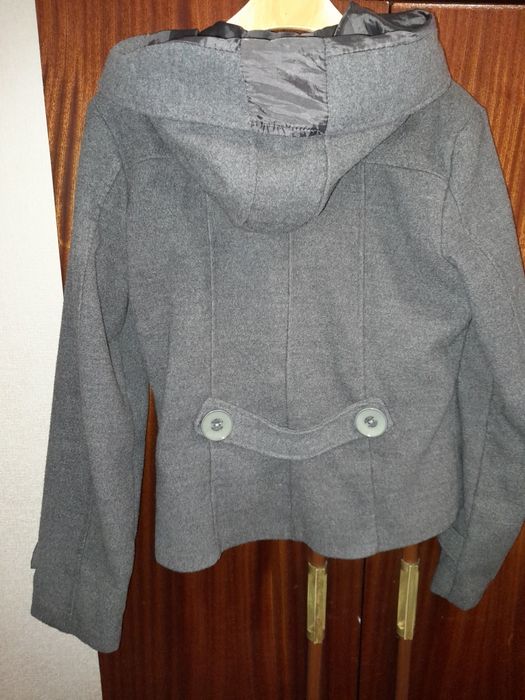 Късо сиво палто с качулка