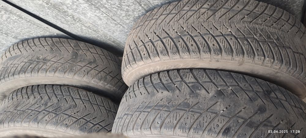 Зимние шины 215/65/16.