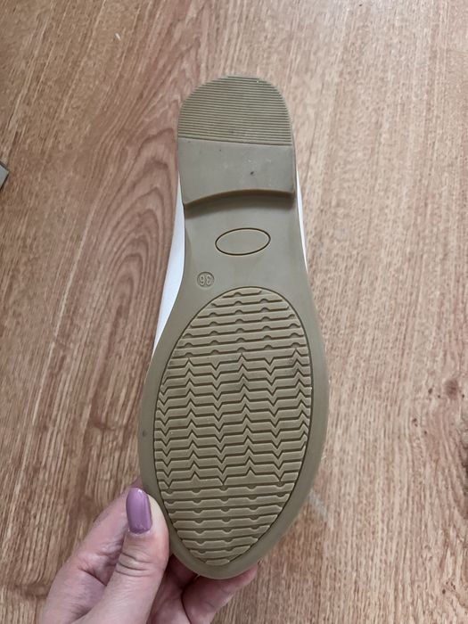 Продаю белые балетки с бантиком