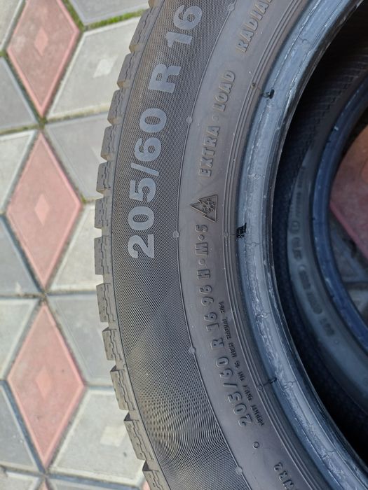 Vand 4 anvelope de iarna 205 60 r16 CONTINENTAL foarte bune