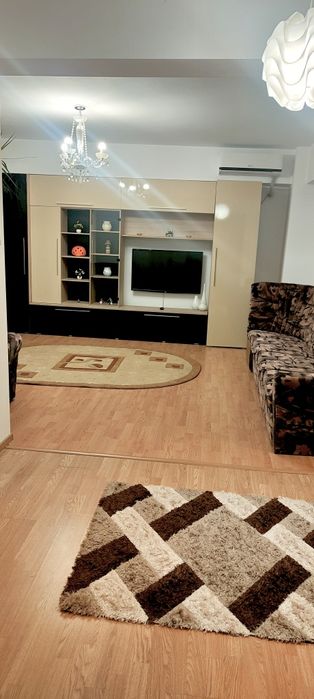 Inchiriez apartament 3 camere situat in centrul orasului