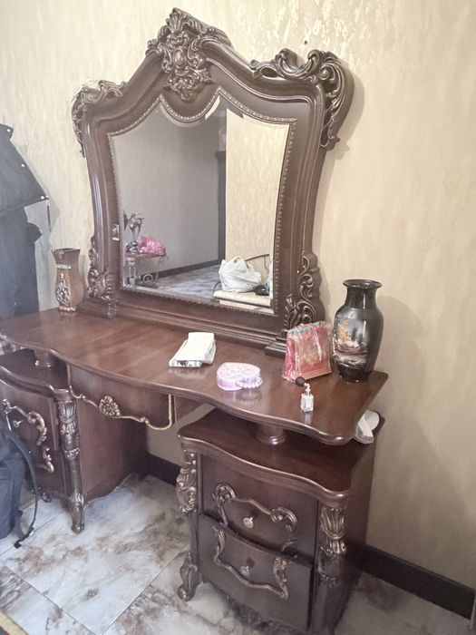 Трюмо с зеркалом и подставками
