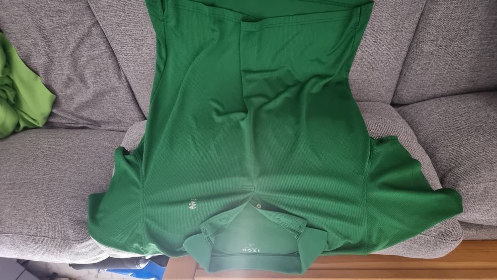 Vând 2 tricouri verzi, material sintetic, stil Polo/Golf