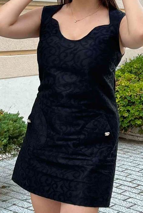 Къса черна рокля