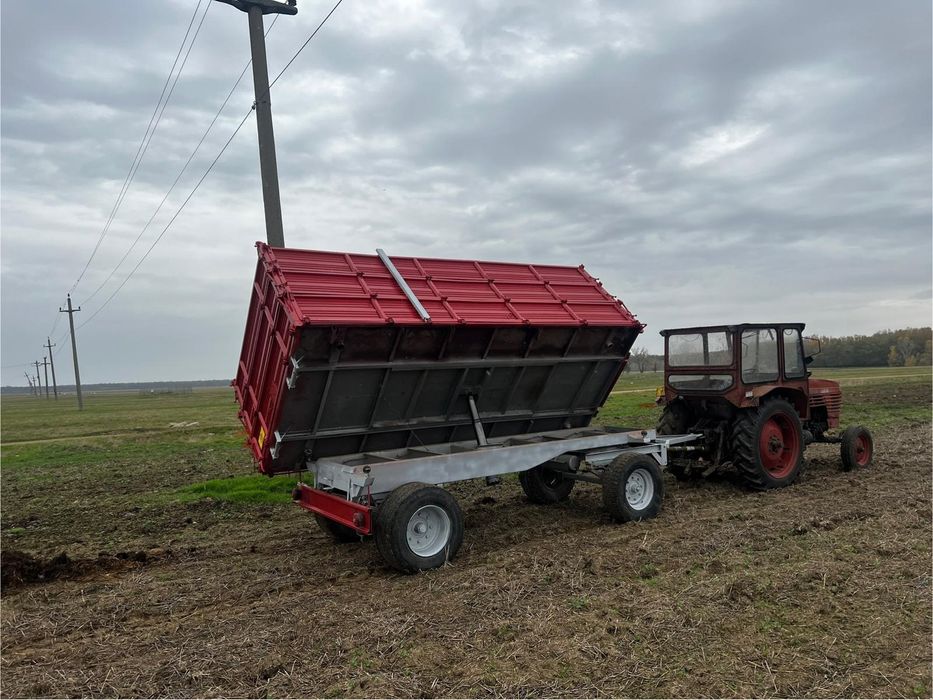 Presă John Deere și Remorcă