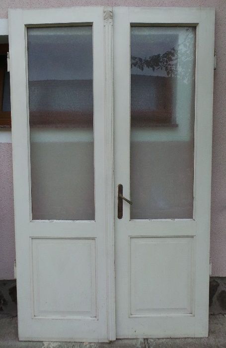 Usa din lenm masiv cu deschidere dubla, cu geamuri, toc, ornamente toc