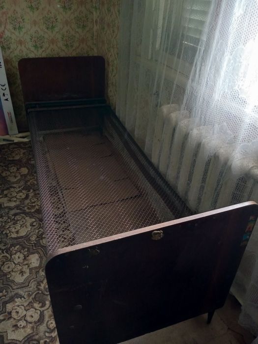 Кровать односпальная панцирная.