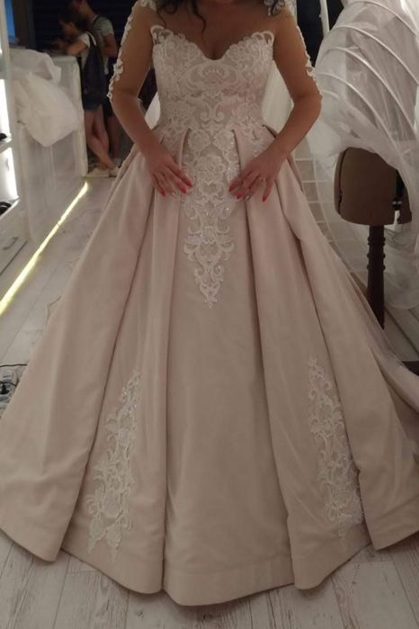 Rochie mireasa deosebita.