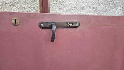 Блиндирана входна врата, 2 патронника, горен и долен.