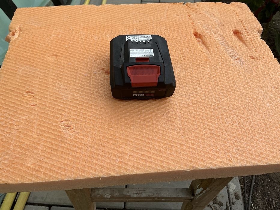 Vind acumulator Hilti B12 55 folosit o singura data de 5Ah  perfect pt lasere