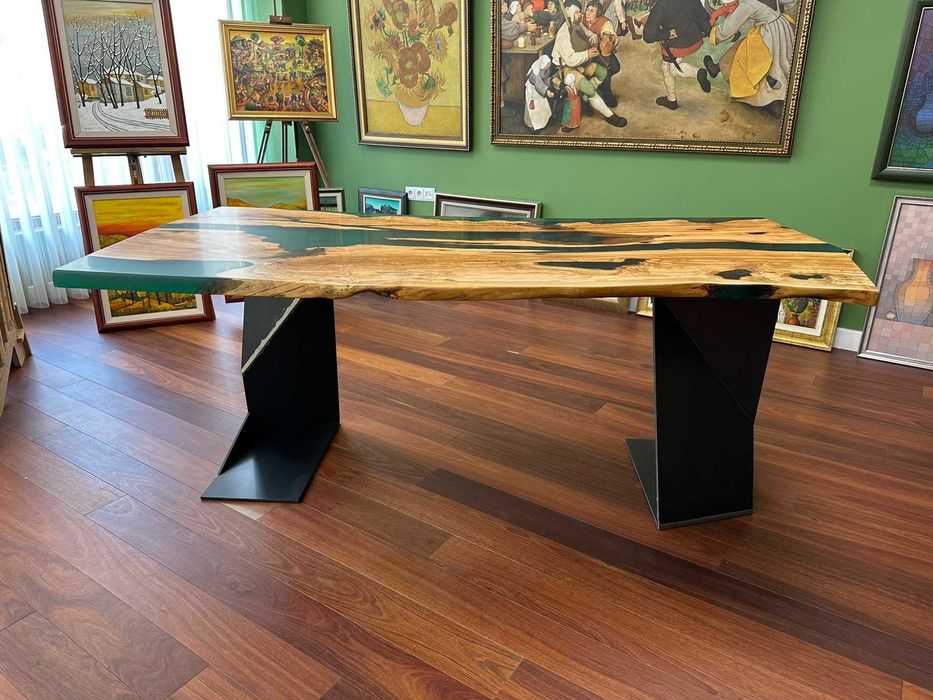 Трапезна маса от Маслина и Епоксидна смола зелена във футуристична форма на плот и основа