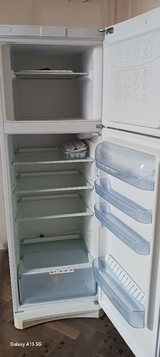 Frigider cu 2 uși Indesit, Clasa A, curat și perfect funcțional