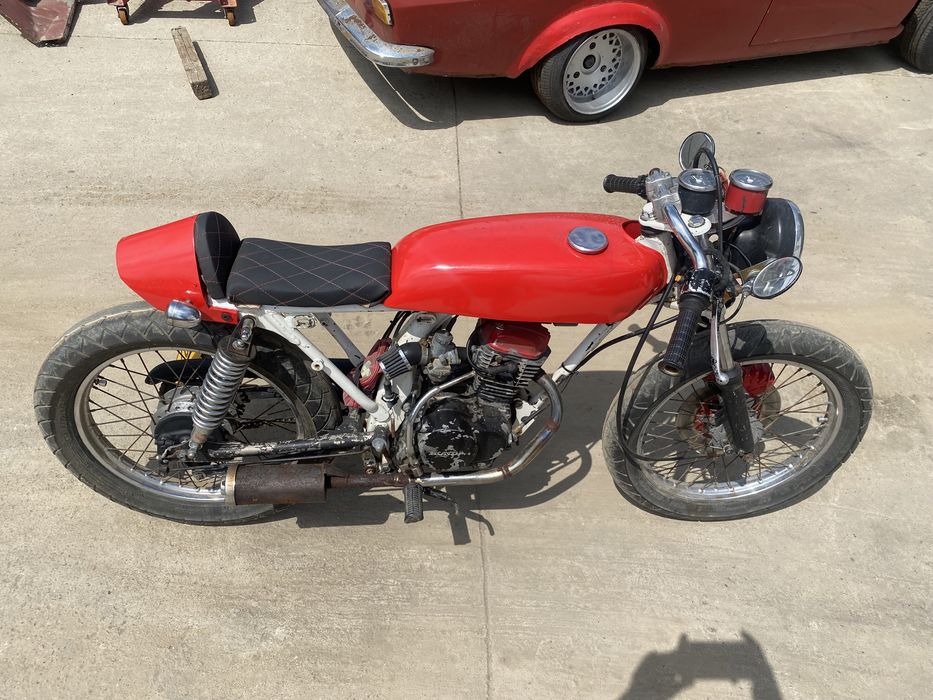 Motocicleta Honda CB50J CafeRacer