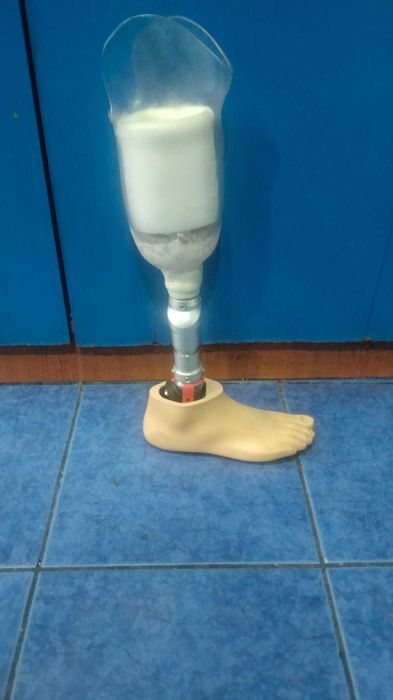 Proteza ortopedica picior drept ,sub genunchi ,nefolosita.