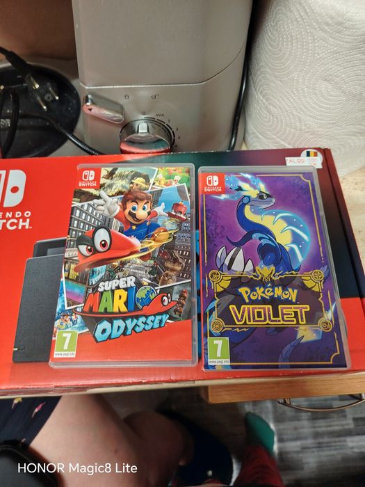 Vind Nintendo Switch 1 complet plus 6 jocuri. Consola e puțin ciobita, iar display-ul e ușor crăpat. Preț 1200 lei.
