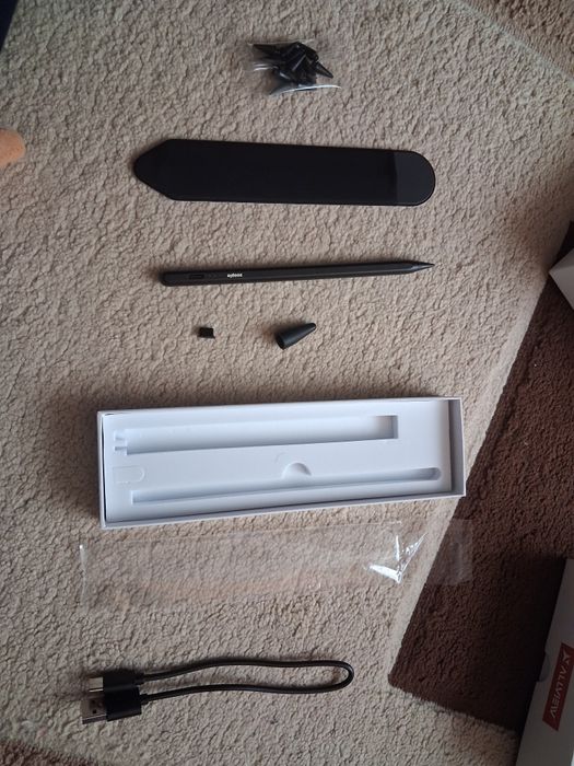Vand: 2 tablete perfect funcționale, una cu husă + pix Zoopie nou.